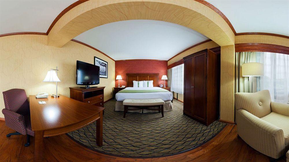 Holiday Inn Clark - Newark By Ihg Exterior photo