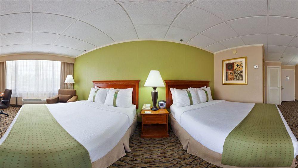 Holiday Inn Clark - Newark By Ihg Exterior photo